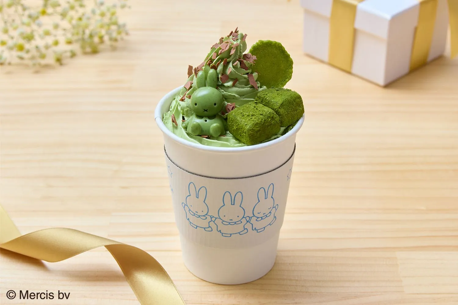 抹茶風味のクリームデザートと可愛いキャラクターのカップ