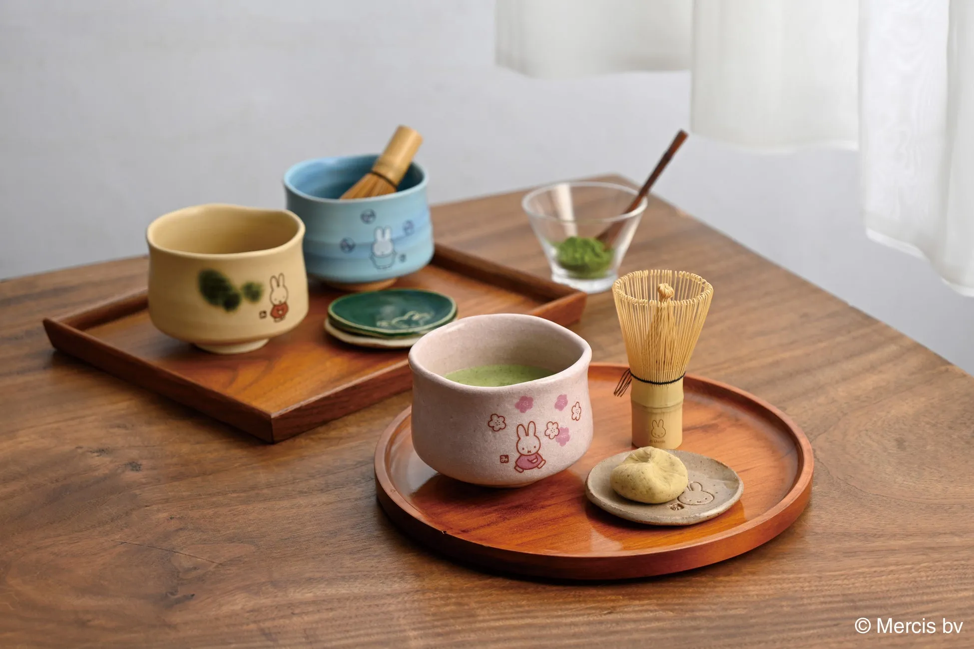抹茶が入ったウサギ柄の茶碗と茶筅