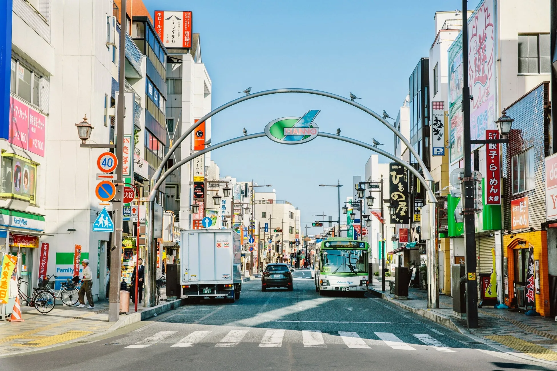 はんのう市中心街のアーケードと通りの風景