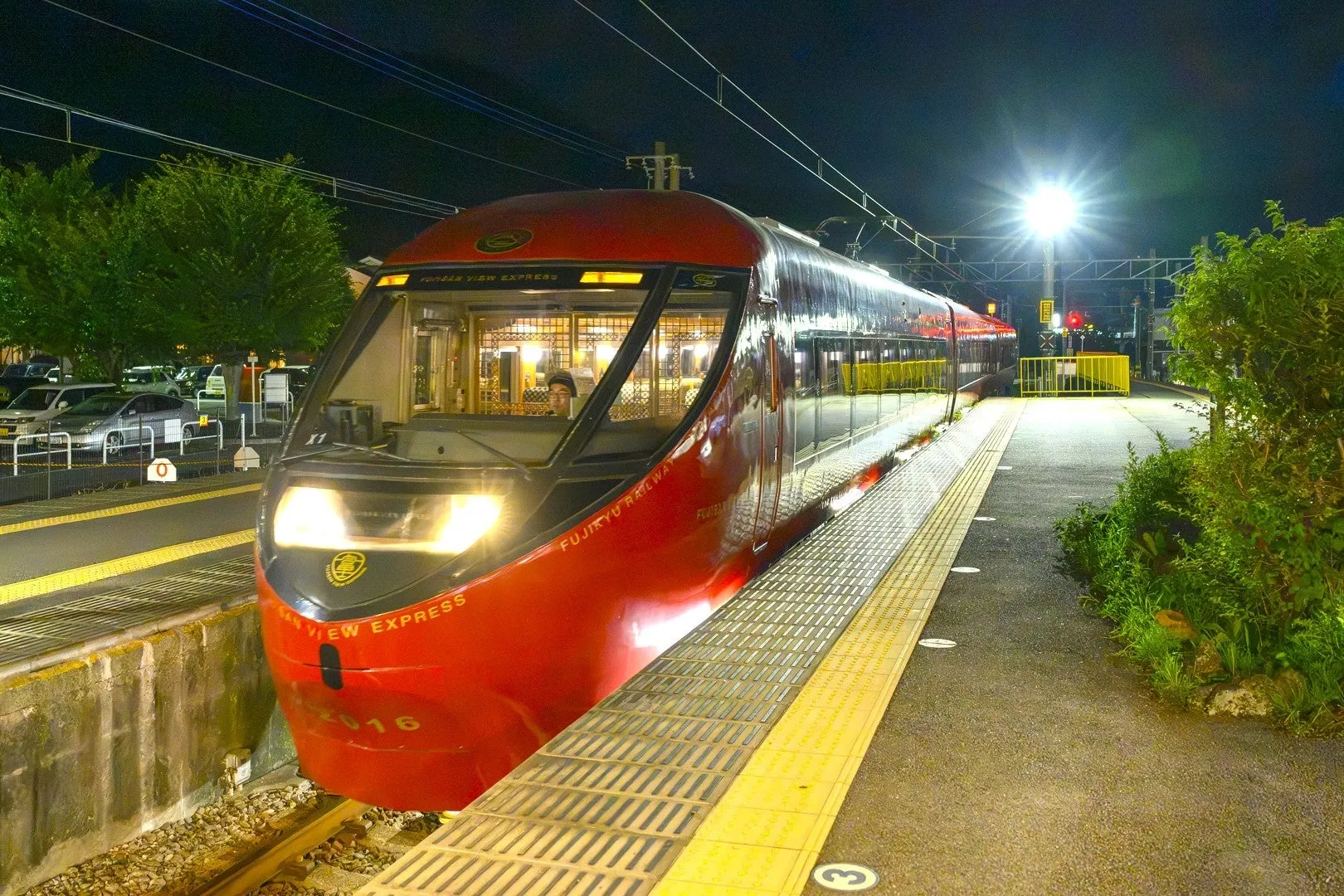 富士山ビュー特急が夜の駅に停車中