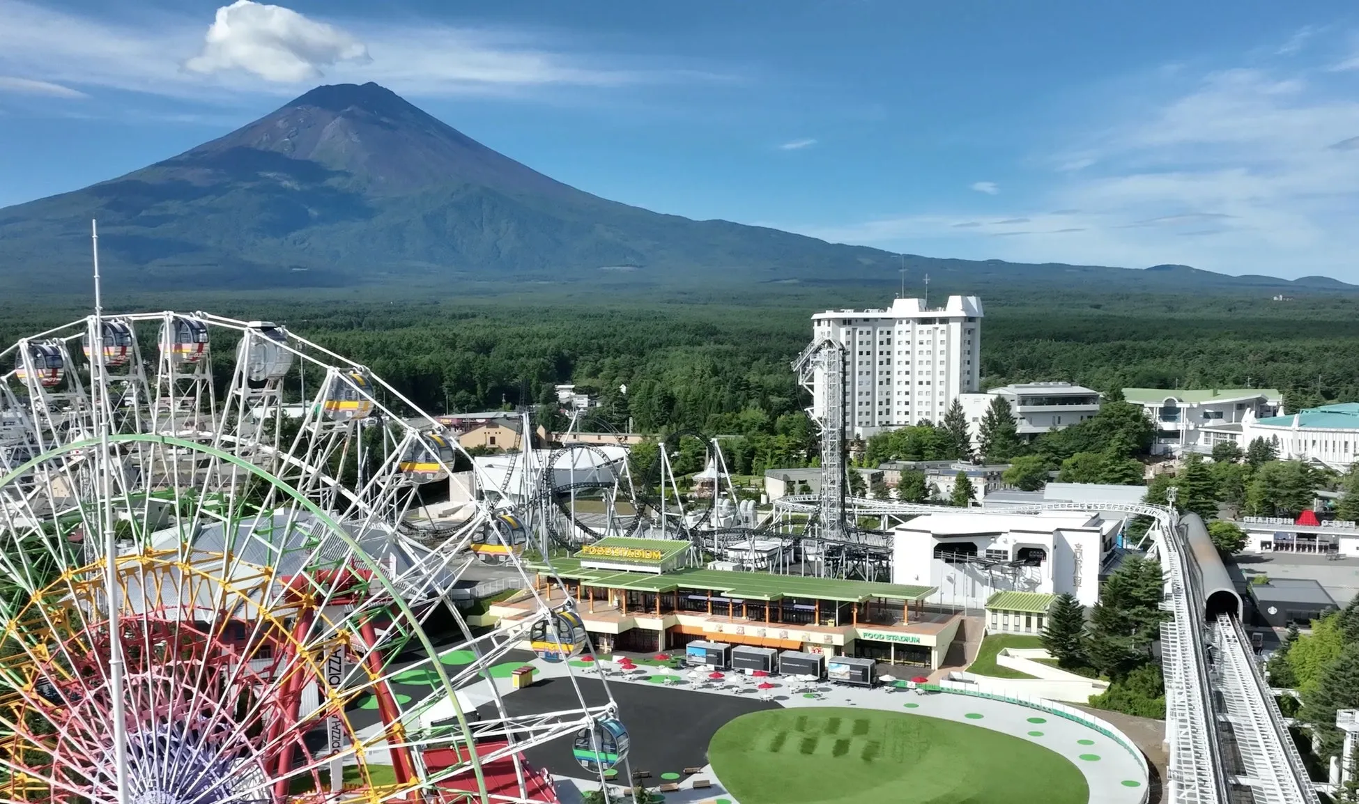 富士山と遊園地の風景