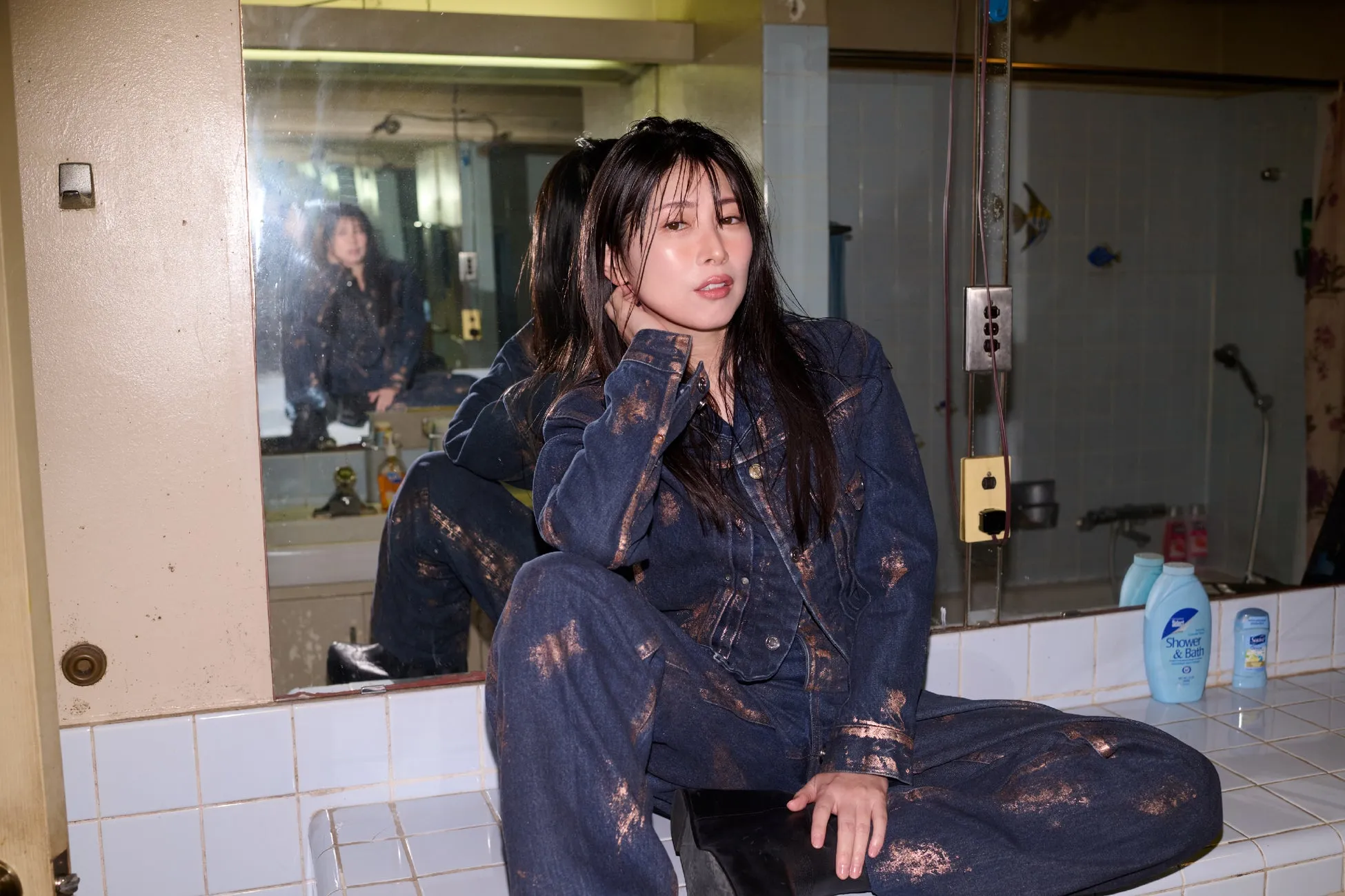 デニムの服を着た女性