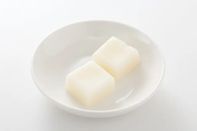 白い皿に盛られた二つの白いキューブ状の牛脂