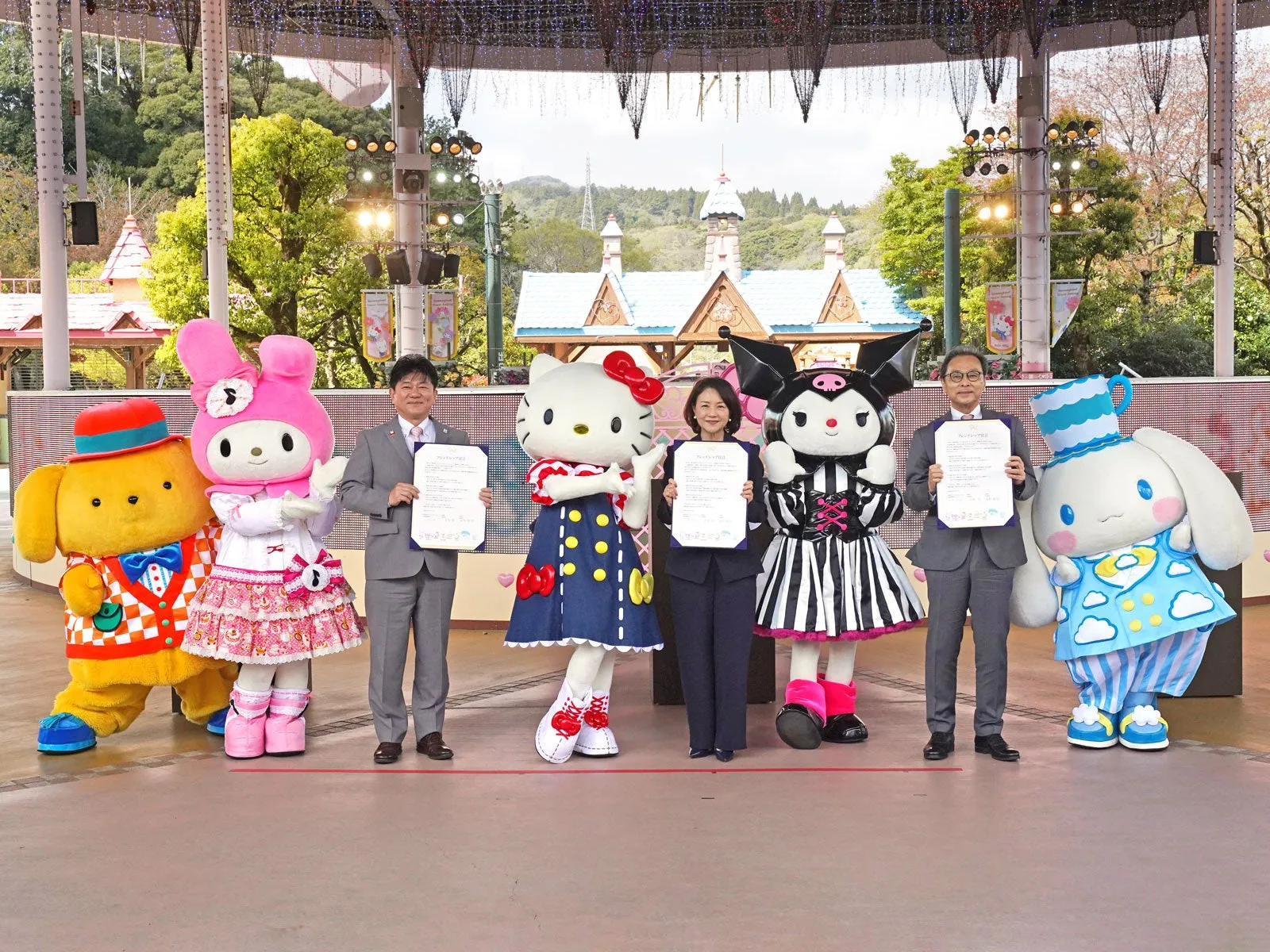 サンリオキャラクターとフレンドシップ宣言をする人々