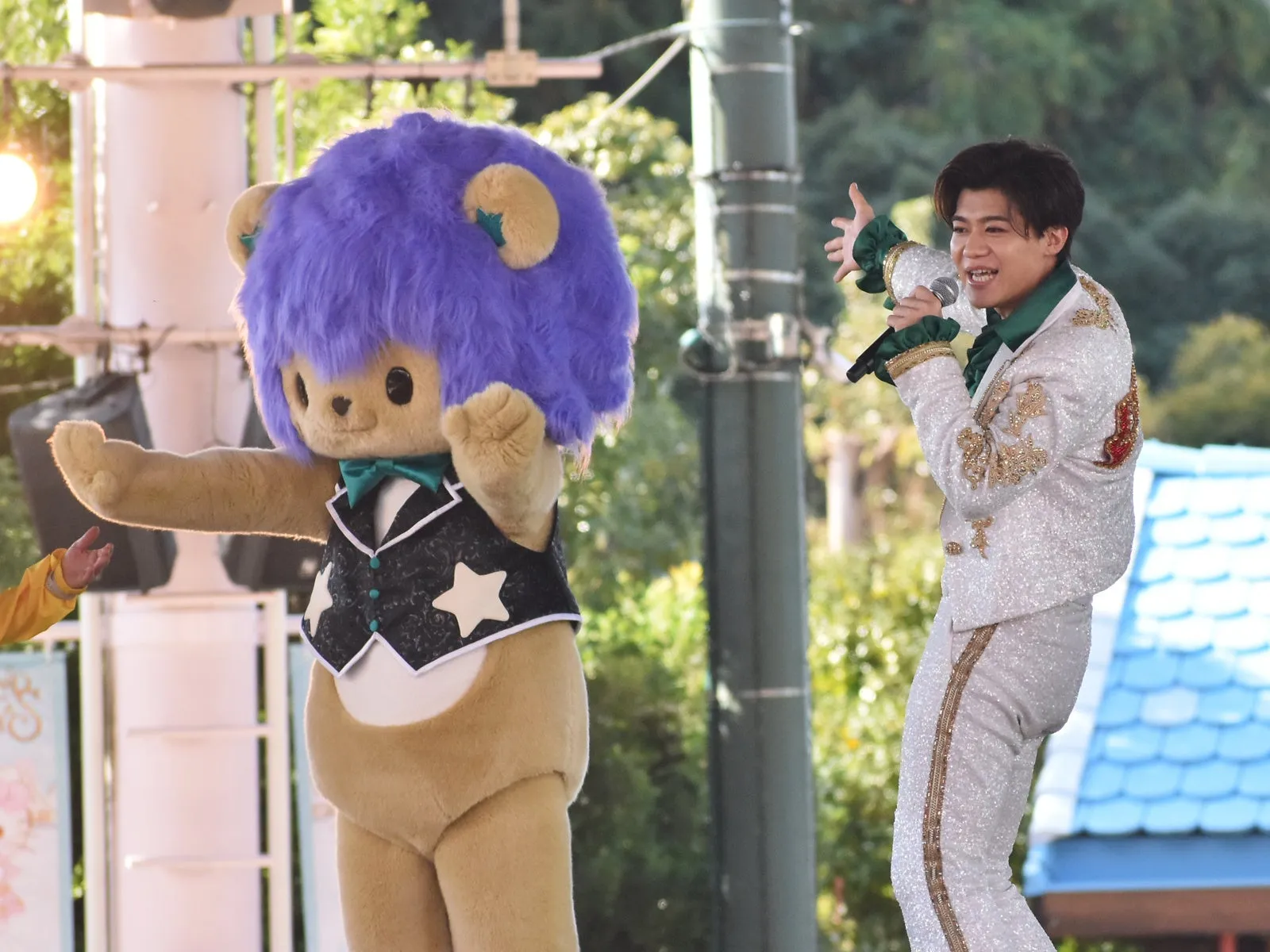 ステージでパフォーマーとキャラクターが共演