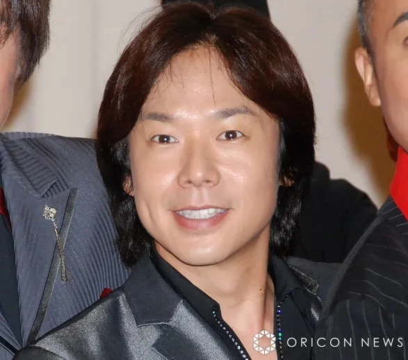 佐藤弘道、長男の結婚披露宴を報告「生きていてよかった」　妻＆息子たちとの“顔出し”家族4ショットなど記念写真を紹介