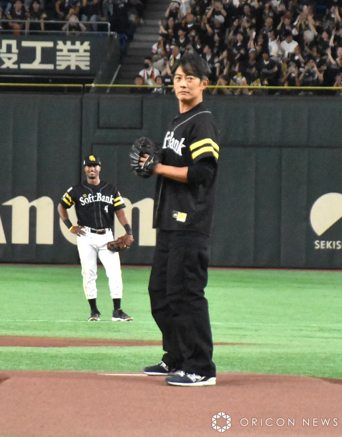 反町隆史、始球式でストライク投球　会場は大歓声　『ソフトバンクホークス誕生20周年デー in 東京』