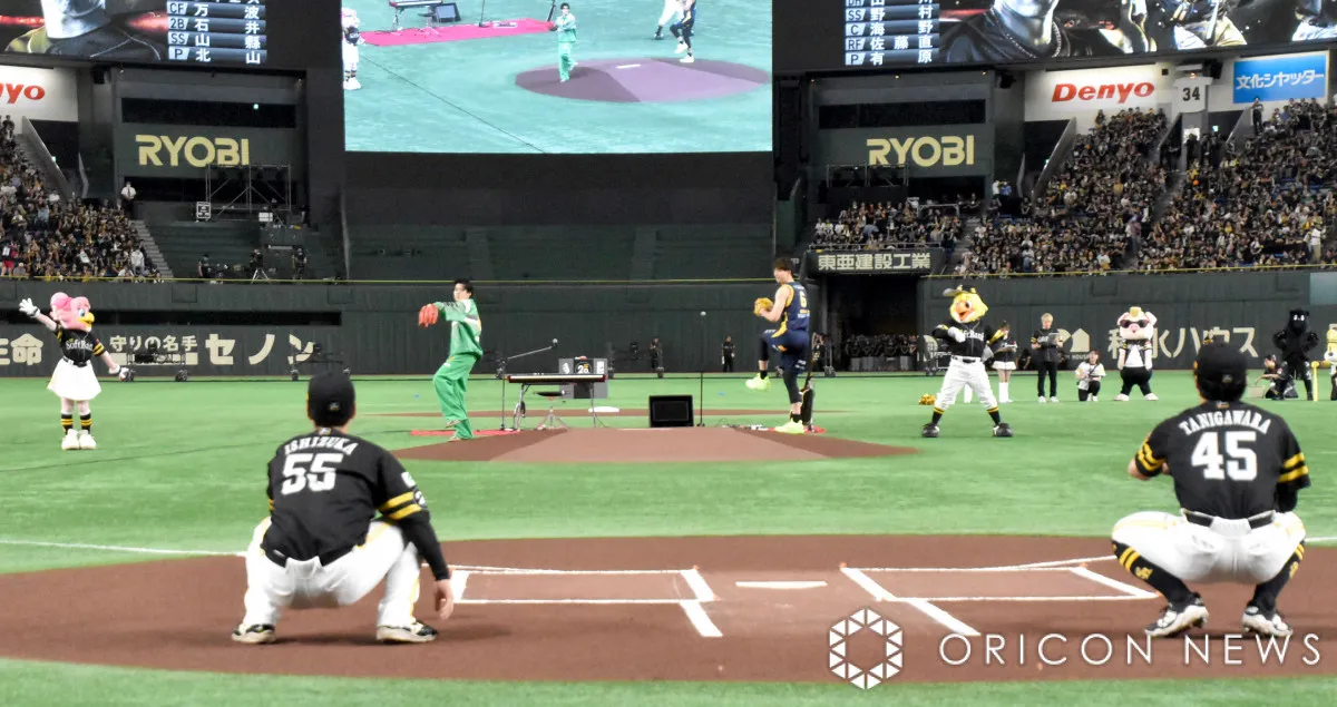 Bリーグ宇都宮ブレックスの比江島慎＆DリーグCyberAgent LegitのTAKUMIが『ソフトバンクホークス誕生20周年デー』でセレモニアルピッチ