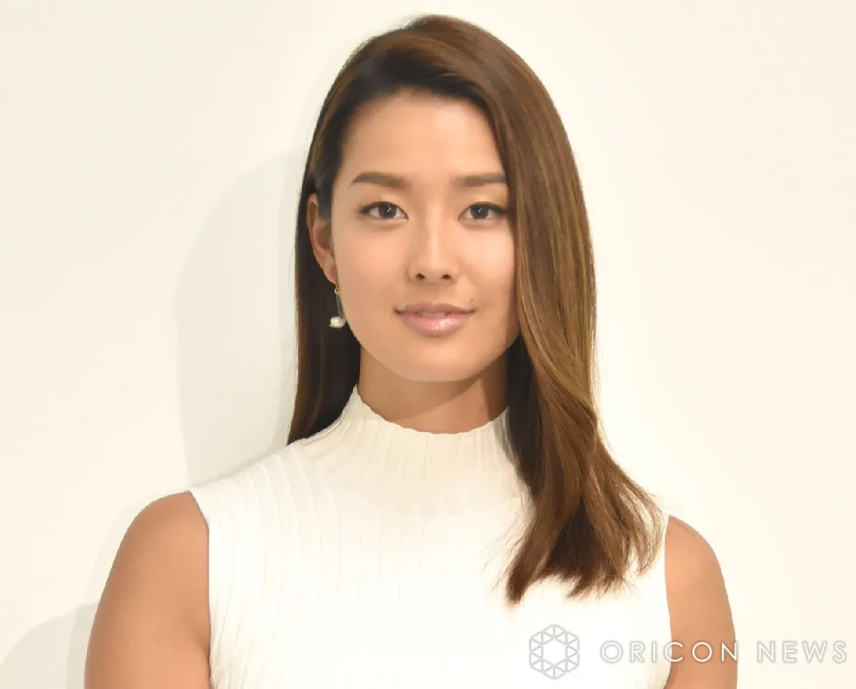 すみれ、ヌーディーカラーのビキニ姿で美スタイル「絵画のよう」「ナイスプロポーション」 海に佇む砂浜ショットに反響