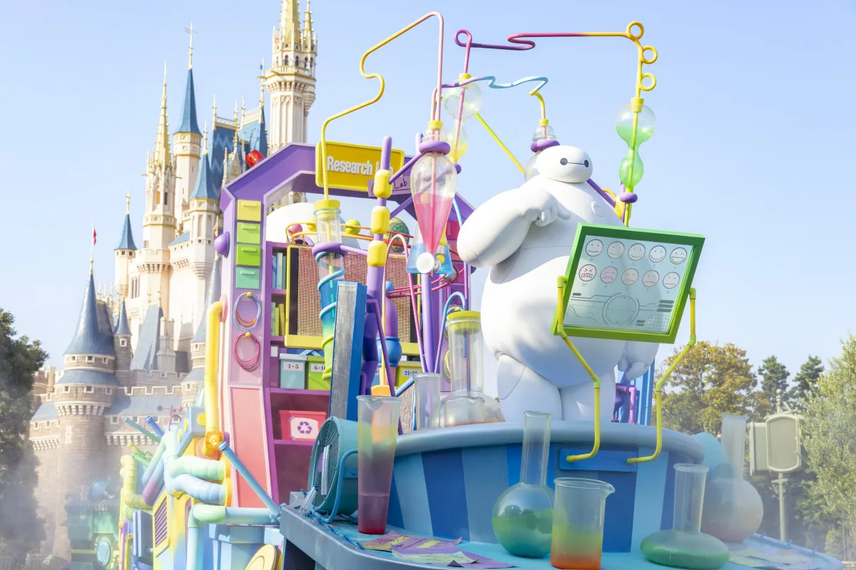 夏ディズニー、ベイマックスの“びしょ濡れ砲”で今年も“びしょ濡れMAX” 『ベイマックスのミッション・クールダウン』ノリノリで水浴び