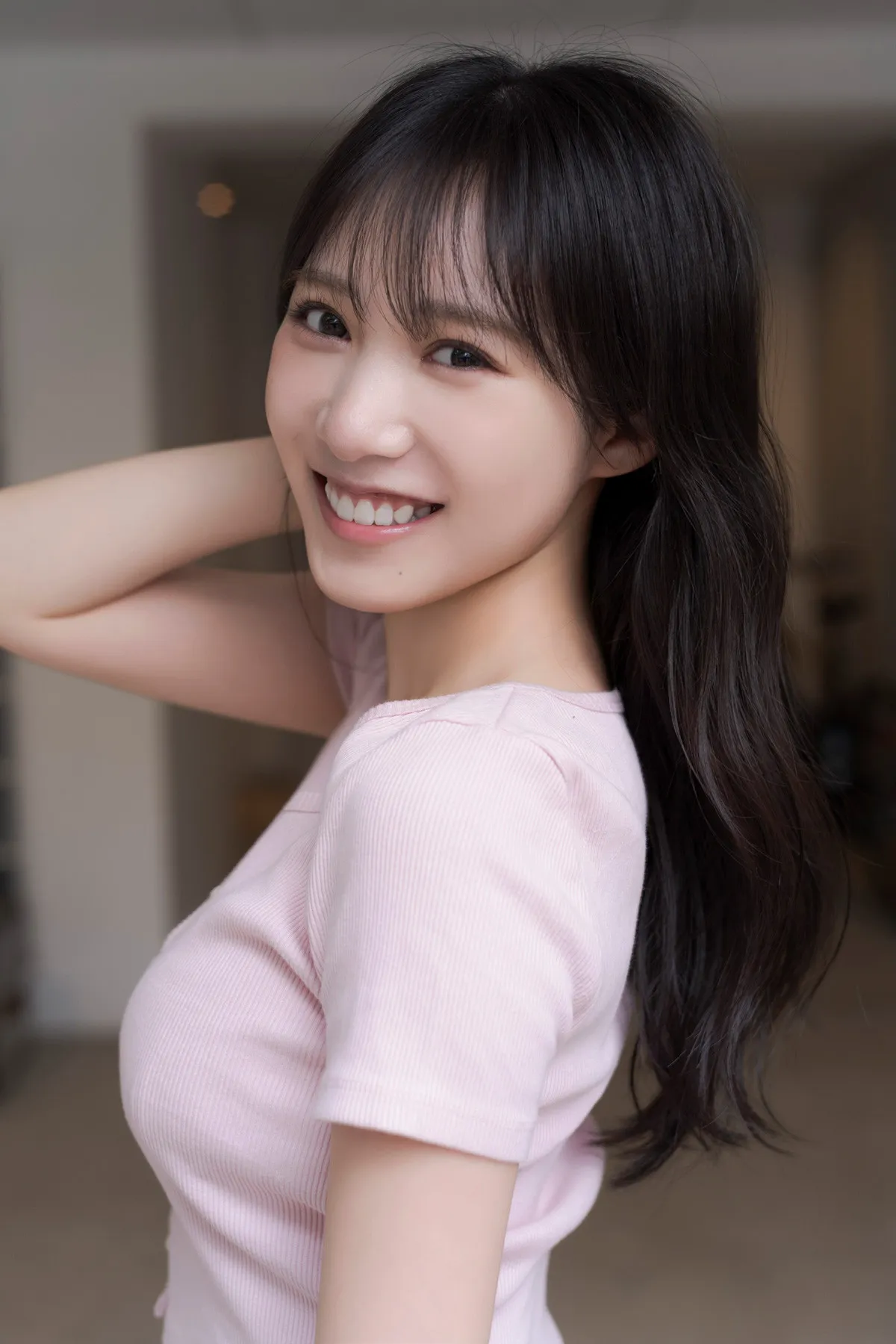 アイドル史上最強BODY・横野すみれ、バックショットで美しい腰のカーブライン披露