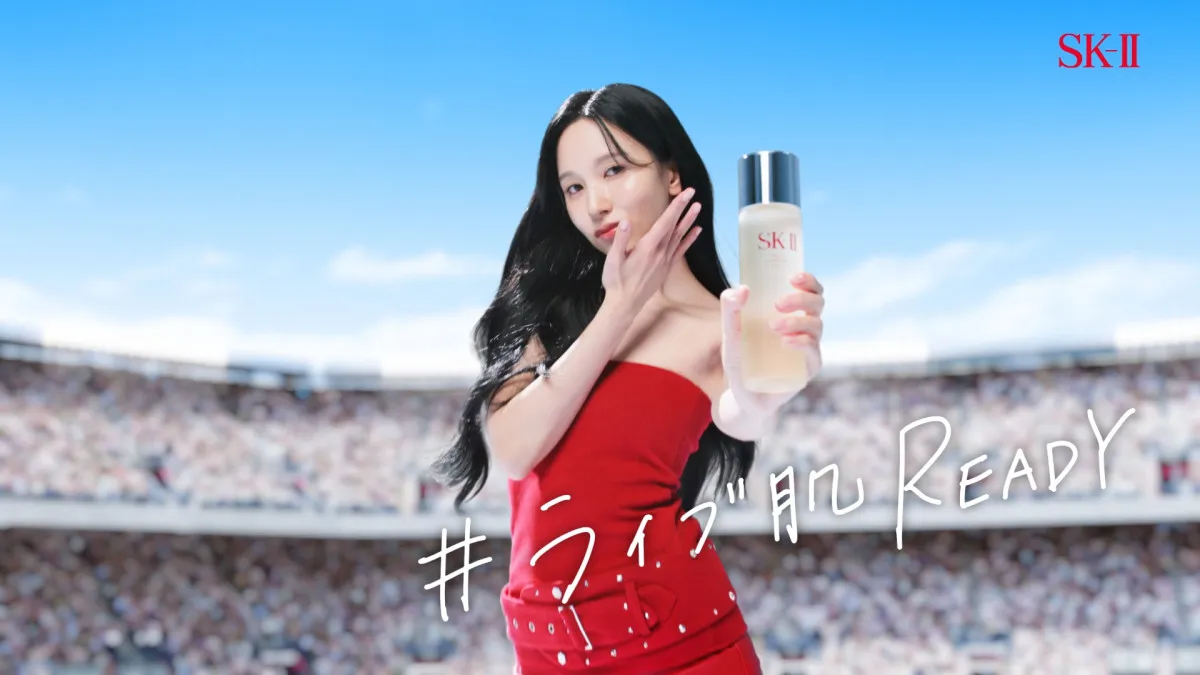 TWICE・MINA、肩出し衣装で美肌＆美脚披露　エキサイティングな夏のシーンへと瞬間移動【コメントあり】