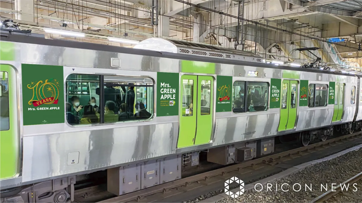 Mrs. GREEN APPLE、JR山手線ジャック＆車内でCM　メンバー名にちなんだ「大森駅・若井駅・藤沢駅」にサイン付き広告も