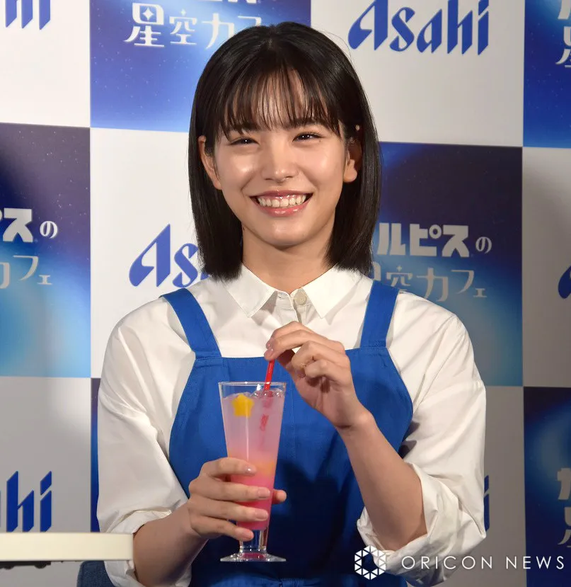 當真あみ、自身考案の“カフェメニュー”試飲でハプニング　動揺みせずに見事な食レポ