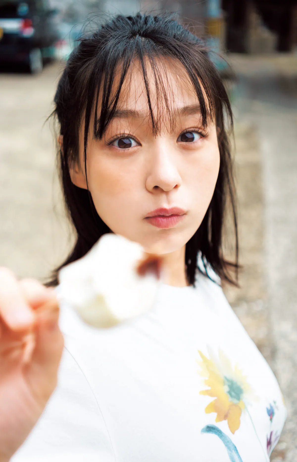 “グラビア界のニュースター”高野真央、専門学校を卒業したばかりで『ヤンジャン』初表紙　グラマラスなスタイル披露
