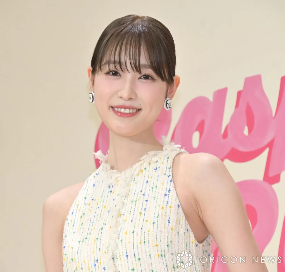 高橋ひかる、夏らしいミニワンピ姿で圧巻の美脚　憧れの先生に教えてもらうためわざと赤点を取った甘酸っぱい思い出明かす