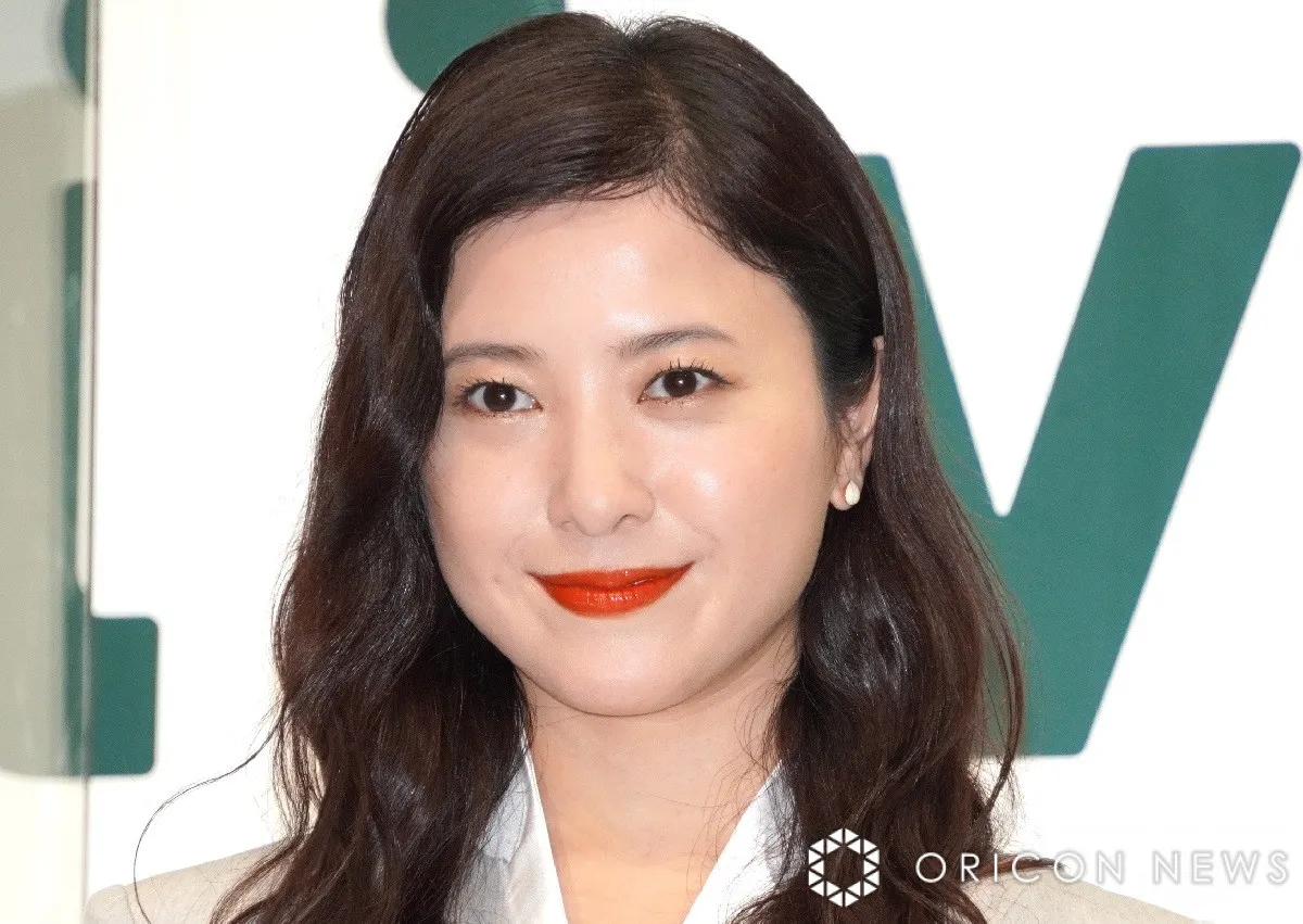 吉高由里子、帰宅後の“まったり“自撮りショット「この体勢でもめちゃくちゃかわいい」「天使かと思った」