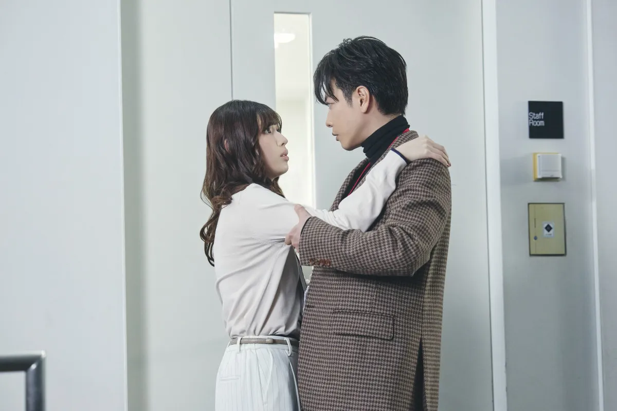 佐藤健“亘”と白石聖“麗奈”と至近距離で接近、小芝風花“美紗”は出張へ　『私の夫と結婚して』第3話あらすじ