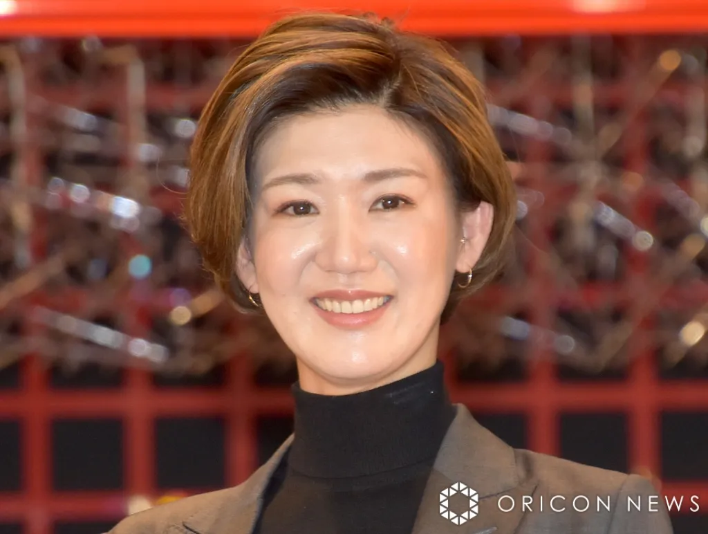 栗原恵、生後6ヶ月長男の“顔出し”ショット投稿「すでにイケメン」「成長早くないですか～」「足がすでに長い」