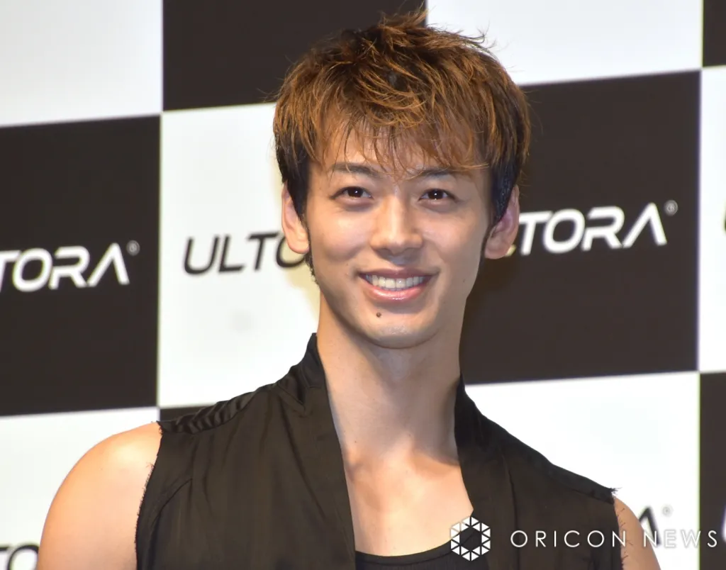竹内涼真、オフショット写真にファン反応「スーパーでも映えるのなにごと！！！」