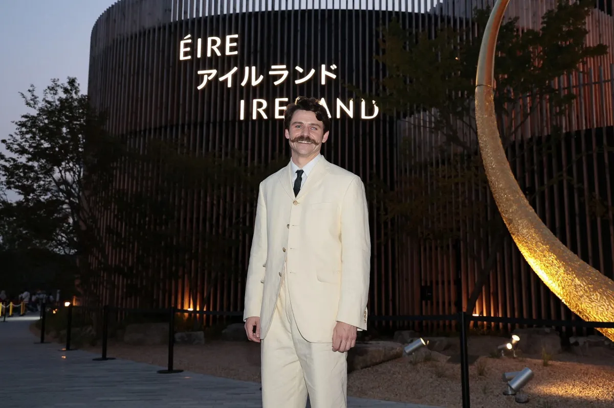 朝ドラ『ばけばけ』“英語教師”が万博登場　トミー・バストウがヒゲ＆洋装　アイルランド館でスピーチ