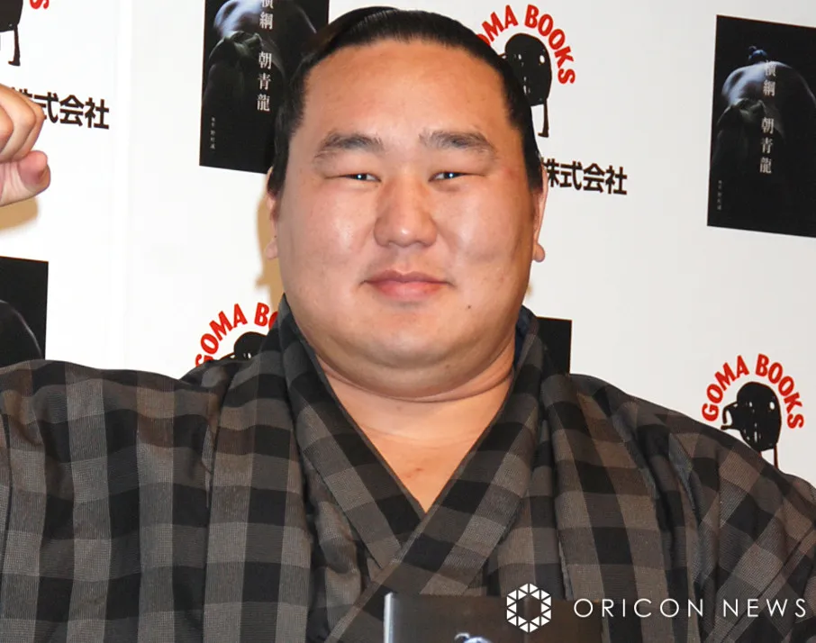 元横綱・朝青龍、車で大草原をドライブする“ワイルドショット”披露「運転してる姿もかっこいい」　白T短パン×あごひげのラフな姿で笑顔
