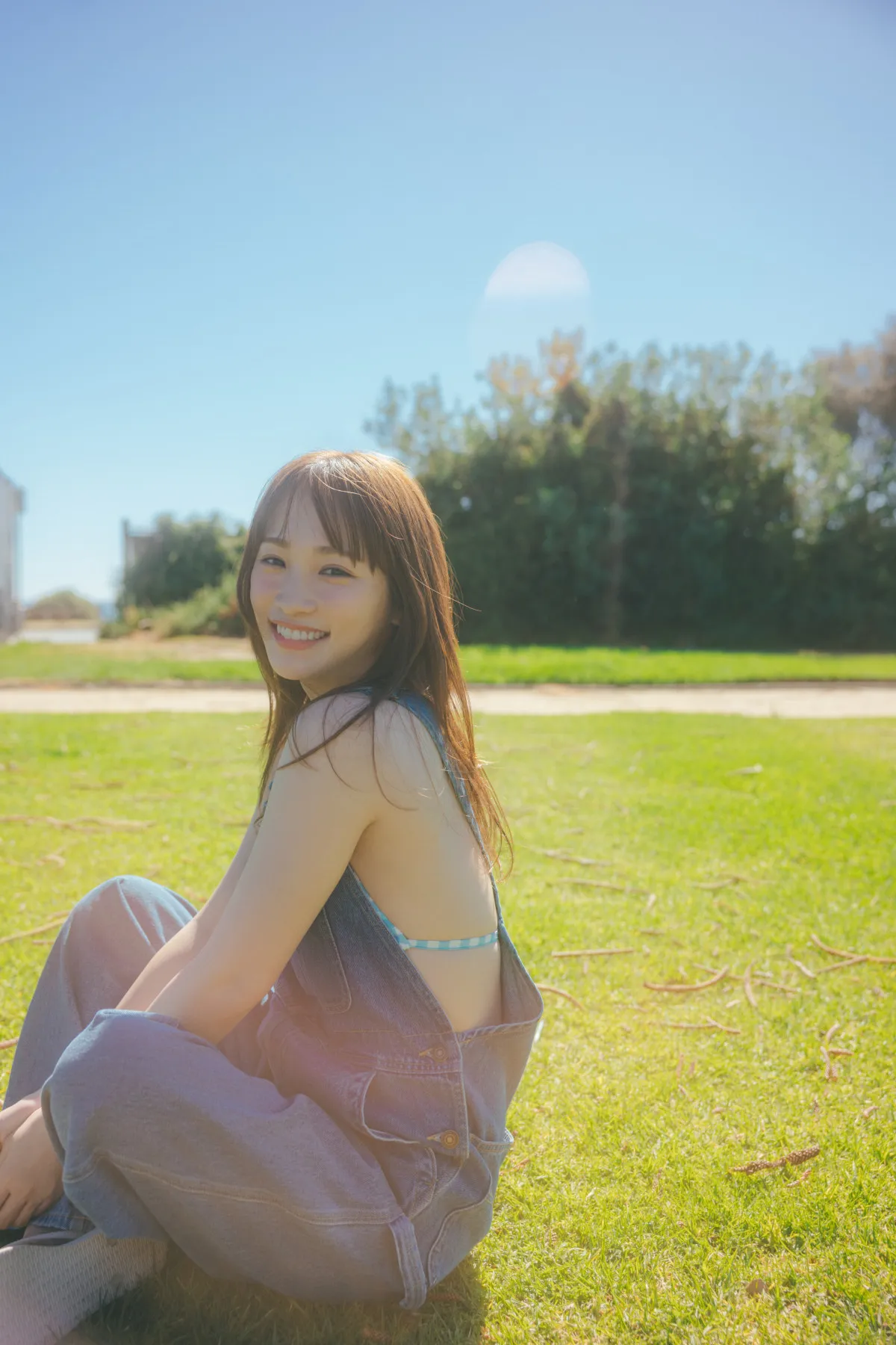 30歳・川栄李奈、水着でリラックスの新カット公開　8・22写真集『youphoria』発売