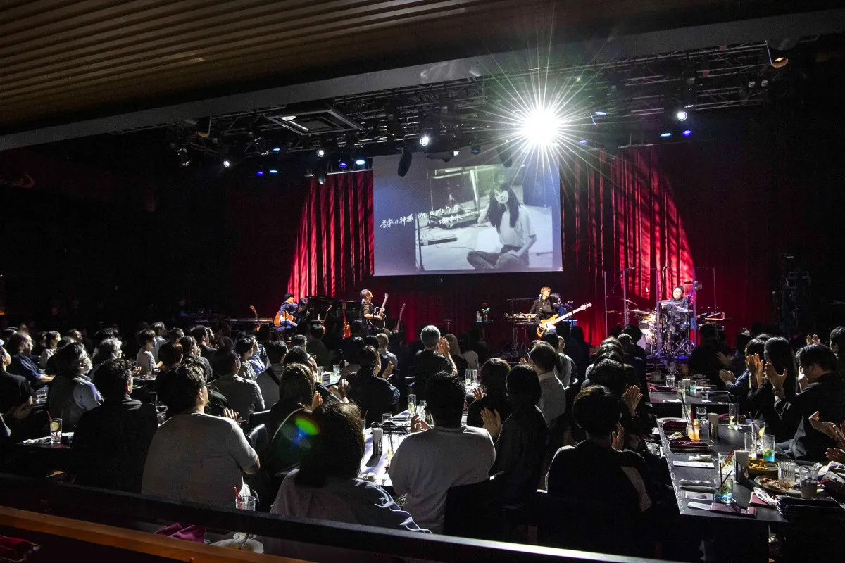 【ライブレポート】ZARD、有観客でのアコースティック・ライブで新たな魅力を放つ すべてが一体になる、またとない空気感