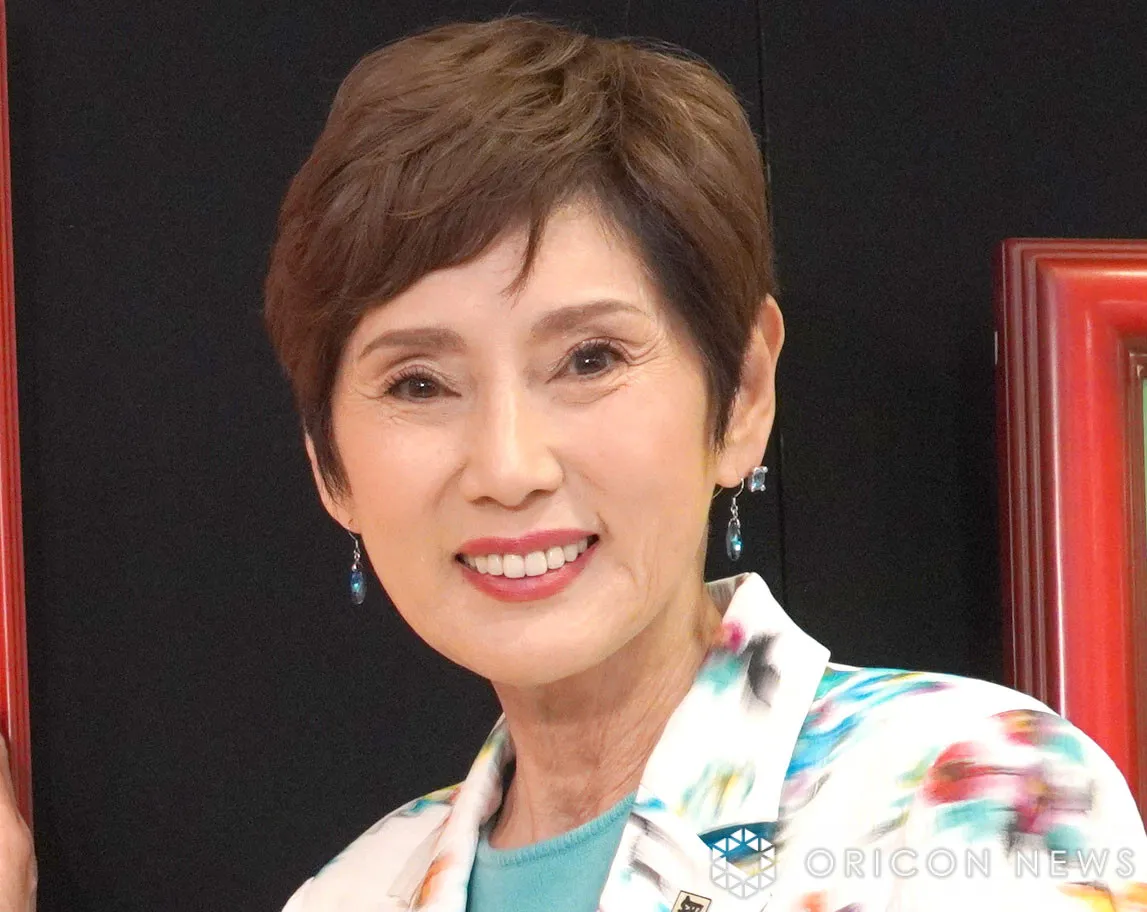 秋野暢子、孫とのお散歩ショット「随分大きくなりました」