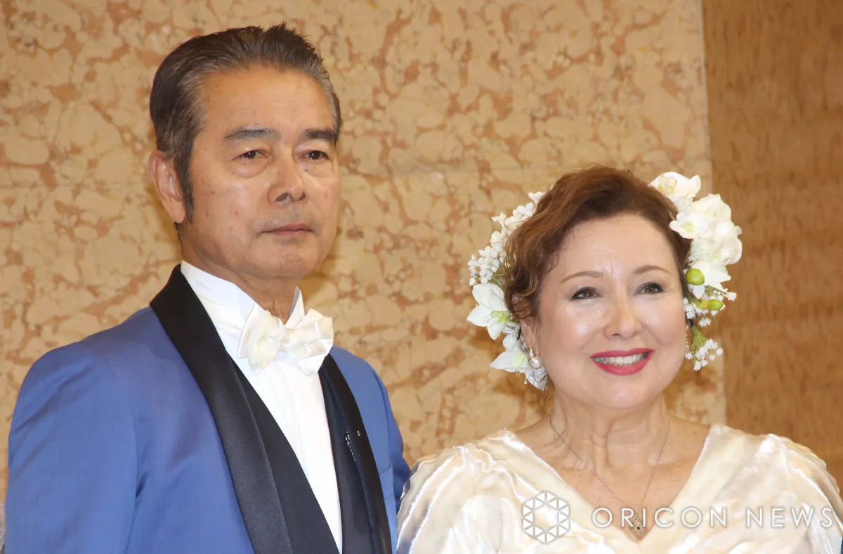 勝野洋&キャシー中島、孫娘と“ギュ”と密着3ショット「かわいいお孫さん」「皆様似てますね」