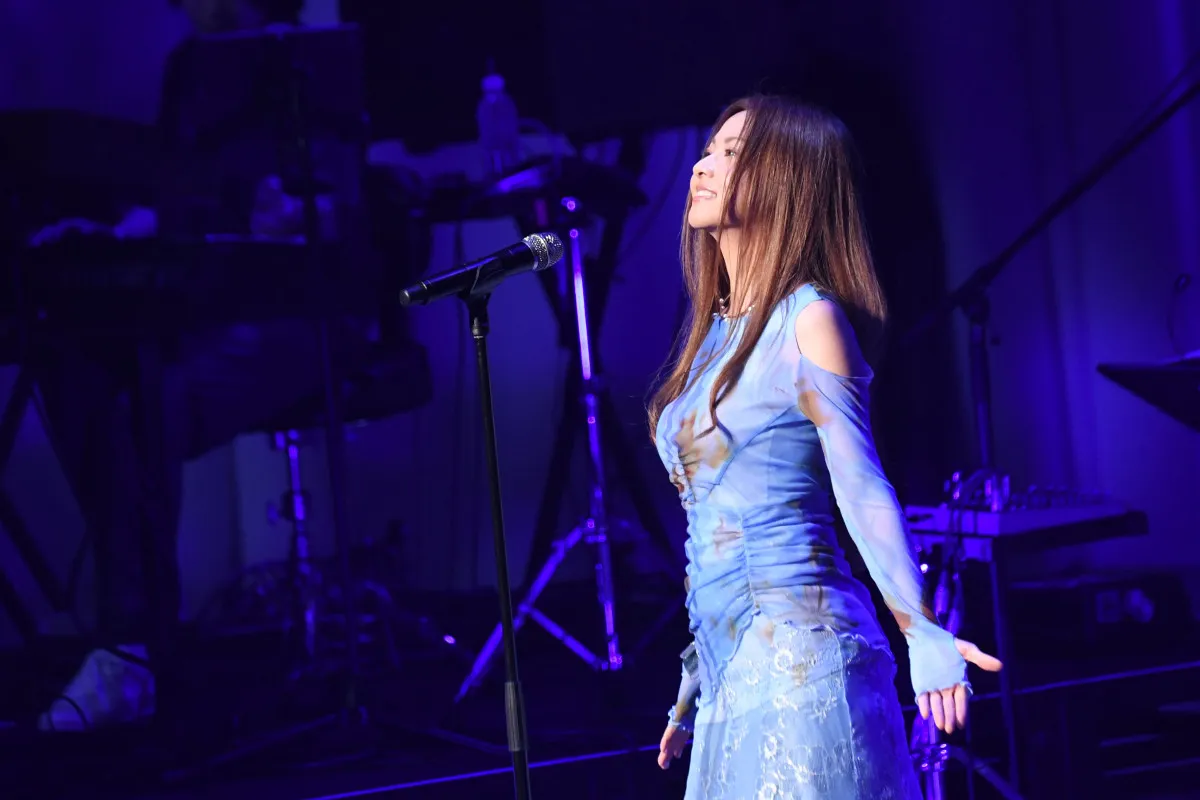 倉木麻衣、万博でSPライブ『名探偵コナン』テーマ曲4連発　水色のロングワンピース姿