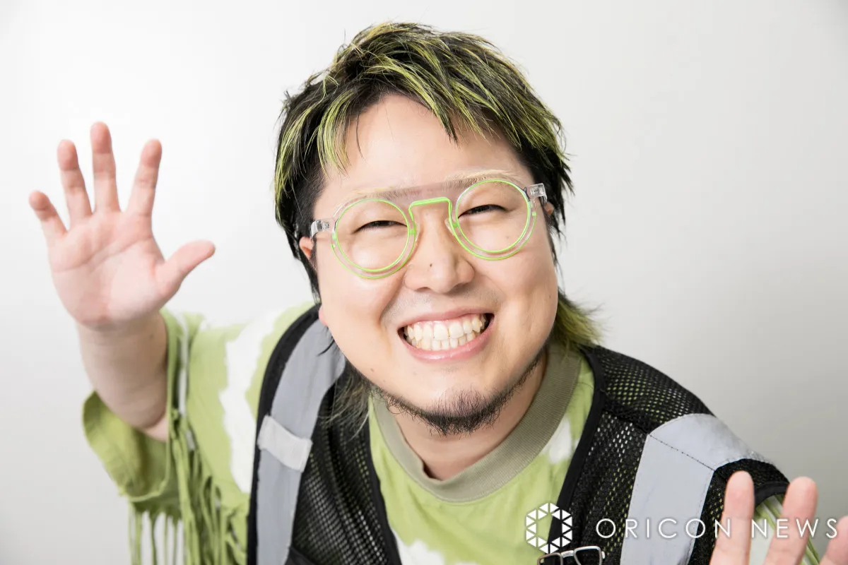 こっちのけんと、“薄緑色”染めた眉毛を公開