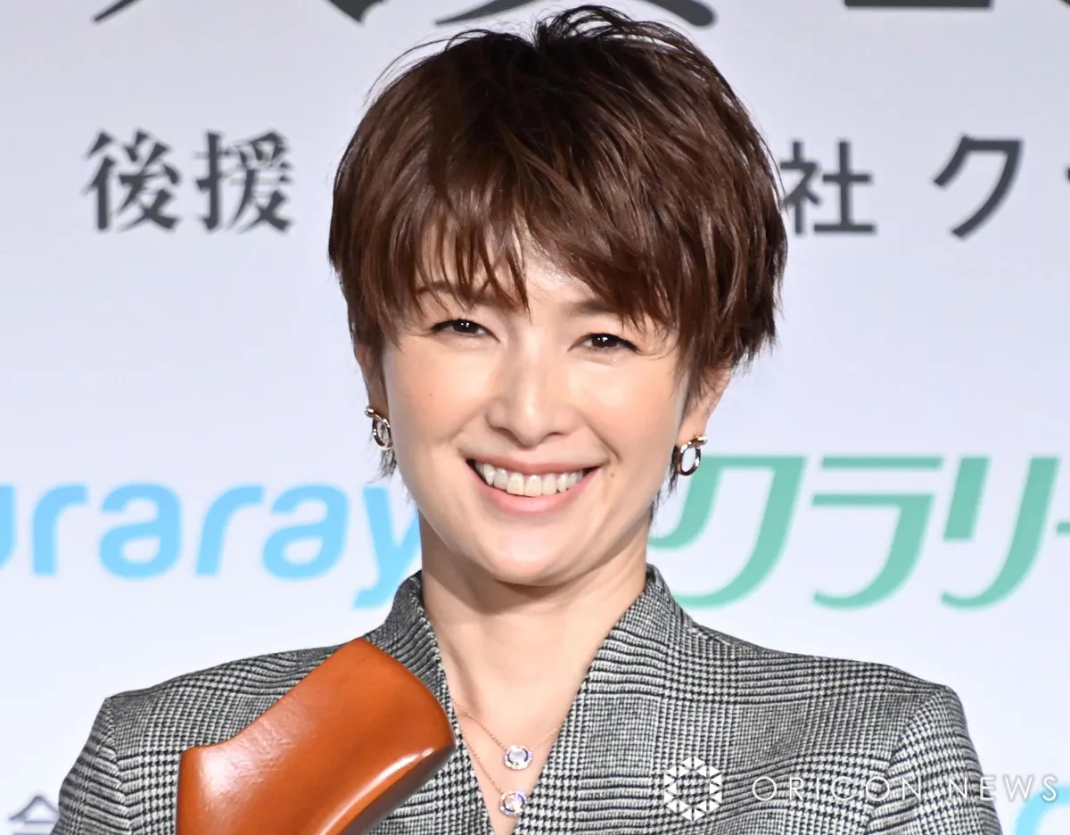 吉瀬美智子、デコルテ全開の黒キャミ姿に反響「オトナセクシー」「ステキ過ぎます…」