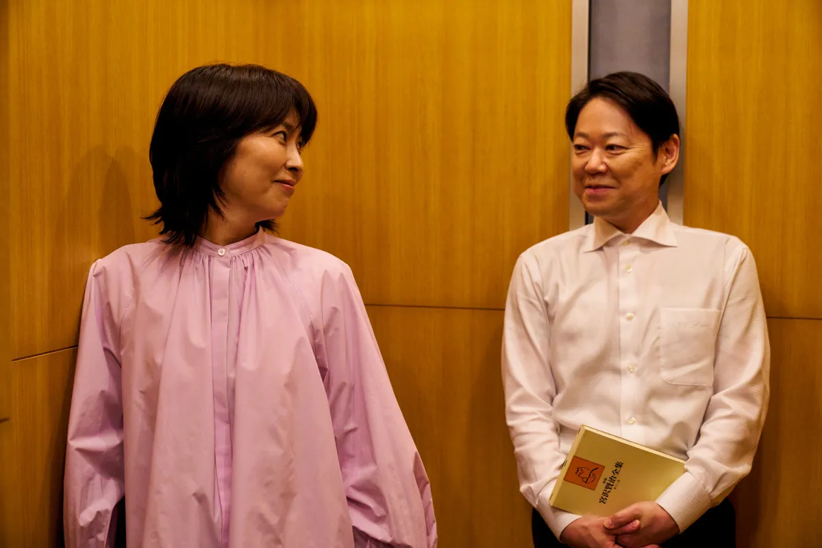 阿部サダヲ＆松たか子『しあわせな結婚』JR品川駅を広告ジャック　ほほ笑ましい夫婦の場面写真も公開