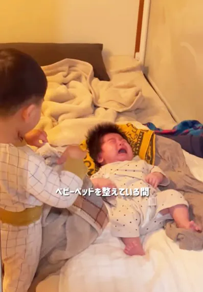 泣き止まない弟に2歳兄は…年子兄弟の尊すぎる日常に「なんて優しいお兄ちゃん」「めちゃくちゃ癒やされた」