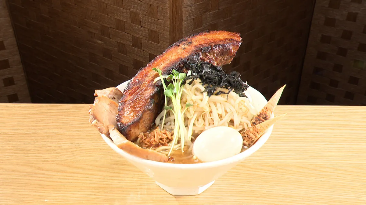 『オモウマい店』350グラム超の豚バラブロックがドン 「特製極厚肉山賊麺」2600円