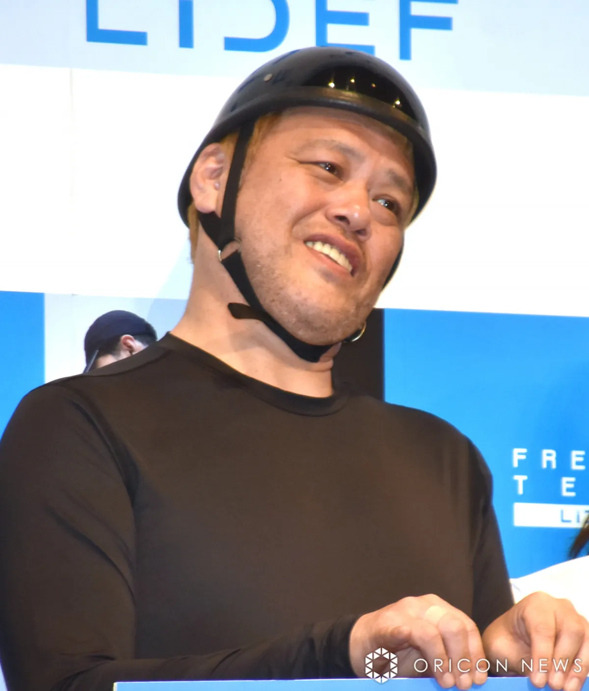 野性爆弾・くっきー！、タイトなジーンズの衣装で苦笑い「BoAや！」
