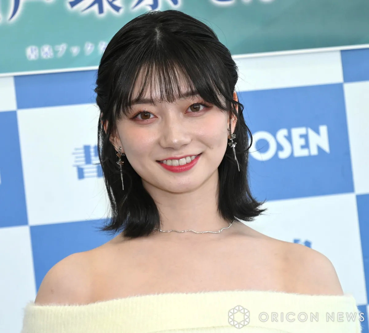 Jカップ・瀬戸環奈、超ミニスカ美脚あらわ！清楚なセーラー服でお願い「青春しませんか？」