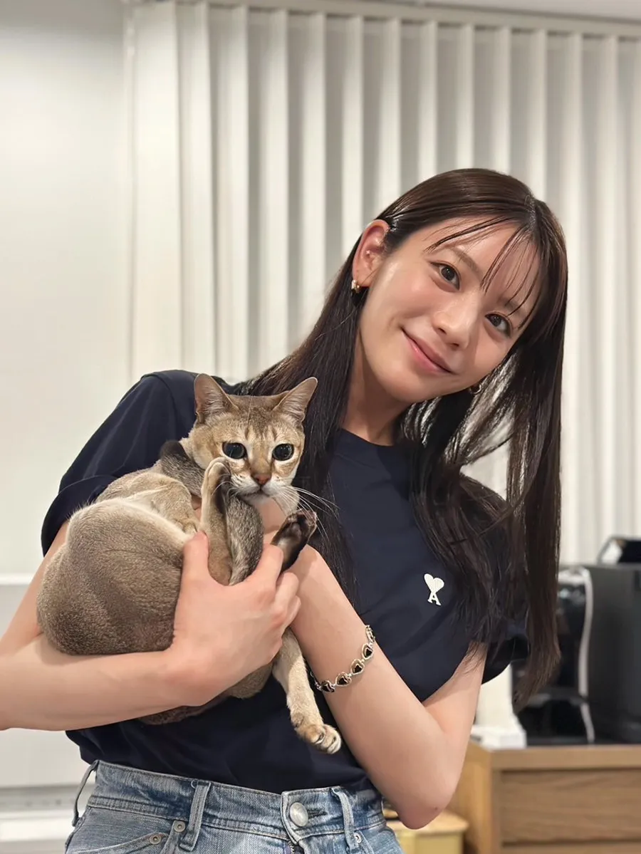 貴島明日香が愛猫と戯れる“癒し全開”動画にファンもメロメロ、愛猫専用Instagramアカウントも開設