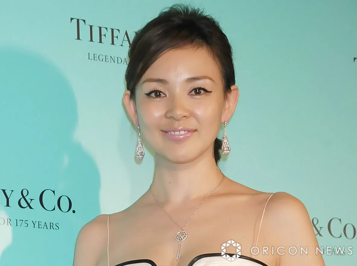 49歳・SHIHO、ビキニ姿で海遊び楽しむバカンスショットに反響「ナイスバディ」「めっちゃキレイ」　ギリシャ旅行で夏を満喫