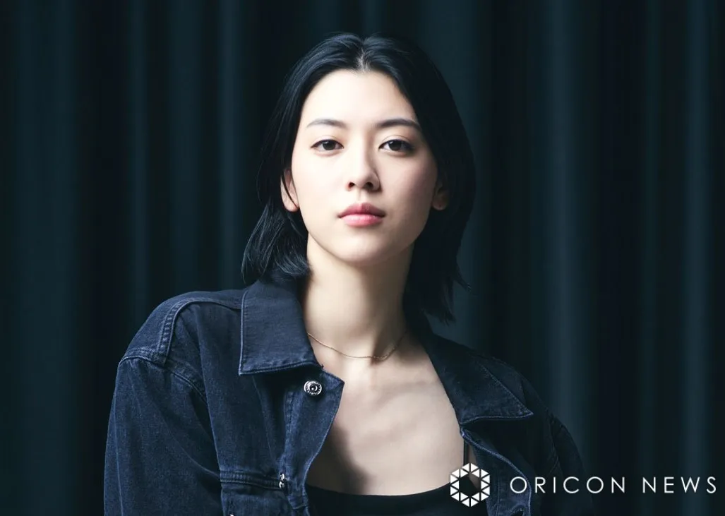 三吉彩花、“印象ガラリ”なグラデーションヘア　黒×ブルーでクールに魅了