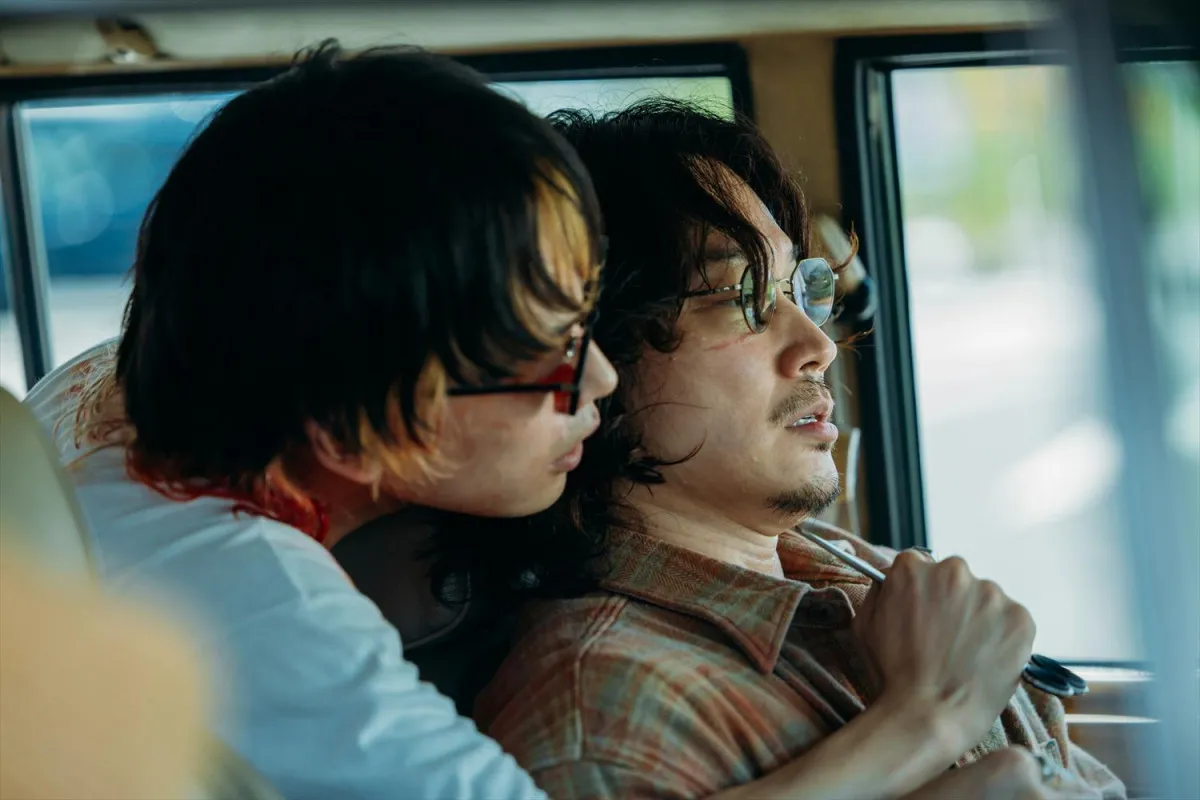北村匠海×綾野剛×林裕太、映画『愚か者の身分』の場面写真公開　ムビチケ発売も決定