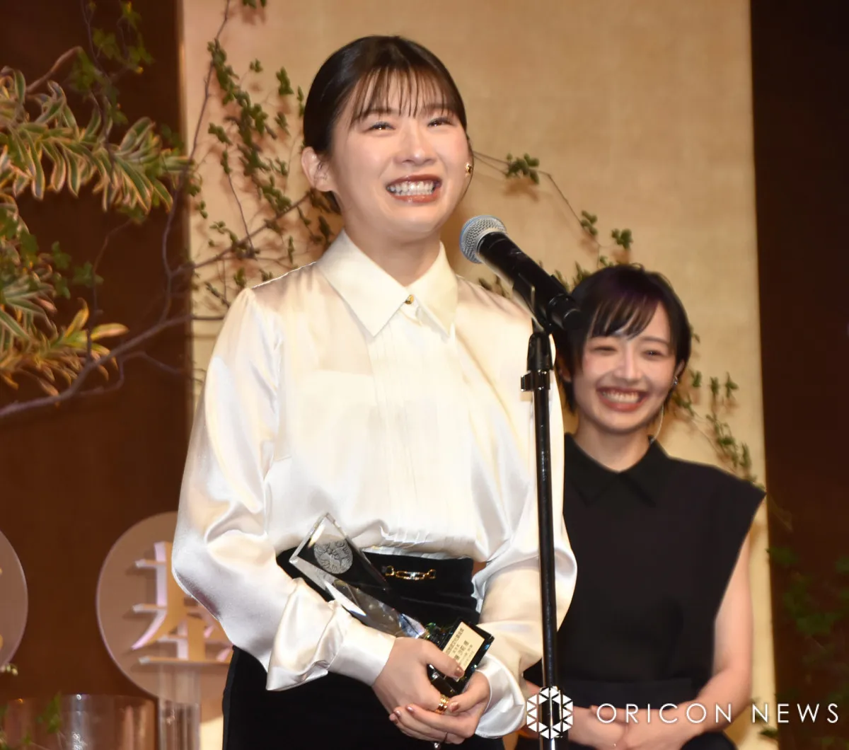 伊藤沙莉、登壇0秒で号泣 「放送文化基金賞」のドラマ部門で最優秀賞 森田望智&土居志央梨の話に涙止まらず