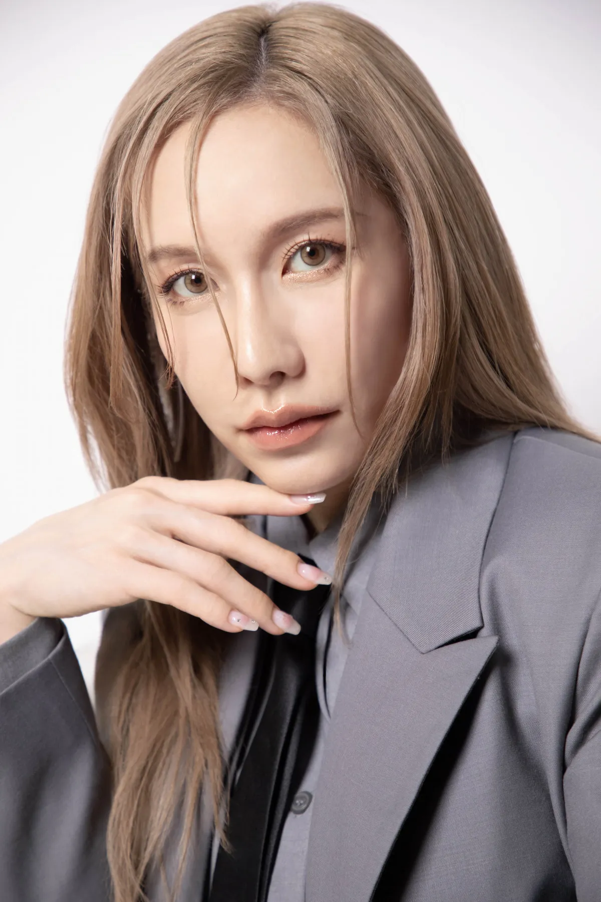 ヘラヘラ三銃士・ありしゃん、双子妊娠中の“マタニティフォト風”写真公開　奇抜衣装着こなし「心の炎は絶やさない」メッセージ込める