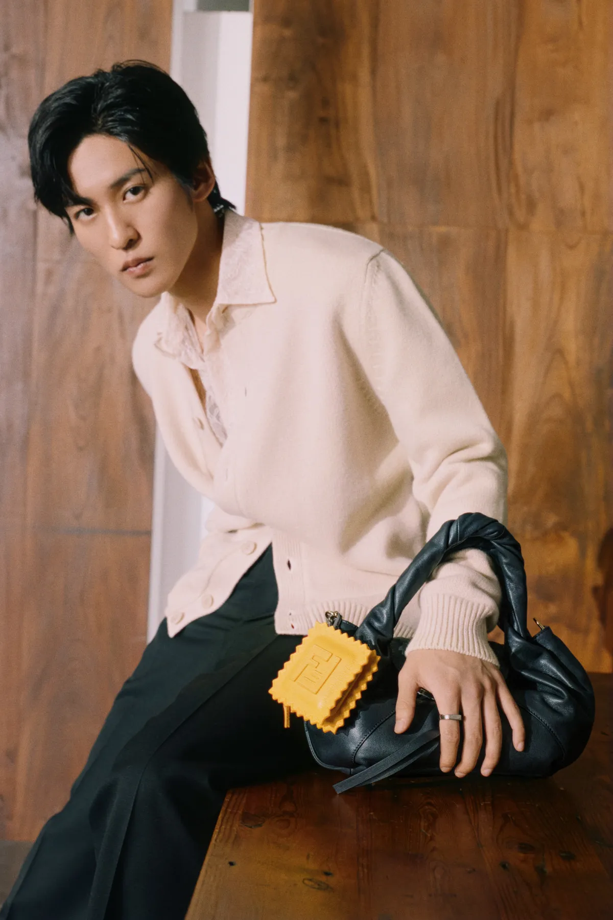 目黒蓮、クール×ミステリアスな『FENDI』新作スペシャルムービー公開 ラヴィオリ型チャームで遊び心