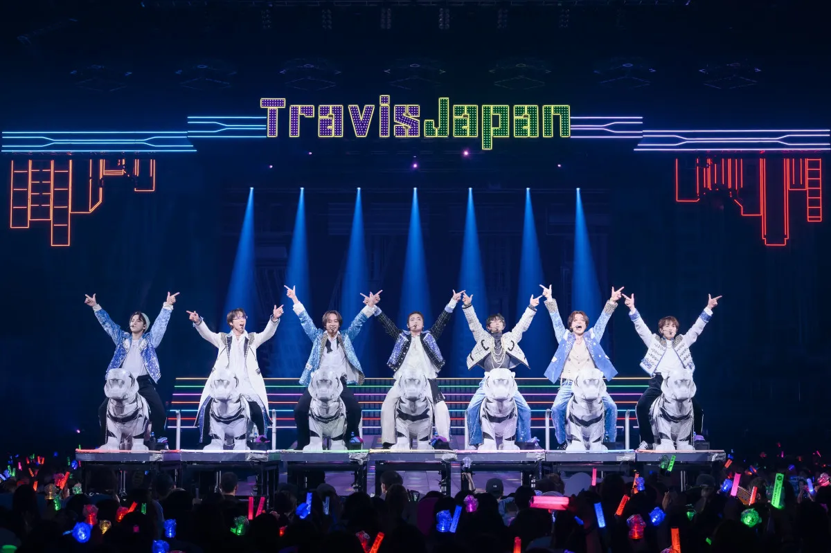 Travis Japan、アリーナツアー映像化で“7人”集合のキービジュアル&ジャケット公開