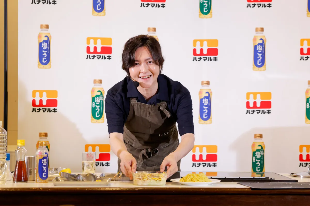 料理研究家・リュウジ、実演で魅せた“液体塩こうじ”と本気のレシピ提案　ハイボール持参で「メディアの前で飲む酒は格別ですわ」
