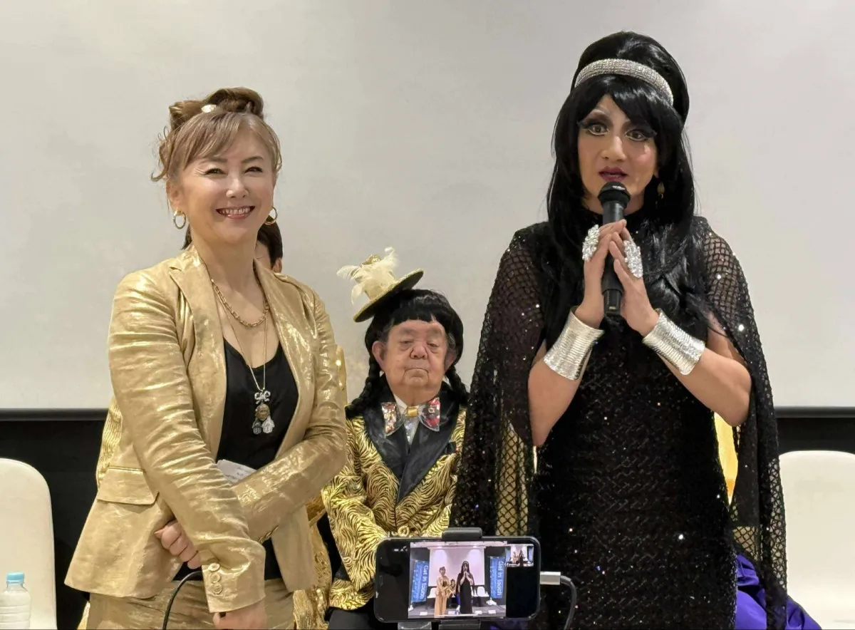 東ちづる、“自前”ゴールド衣装でド派手に登場「夢は海外公演です！」