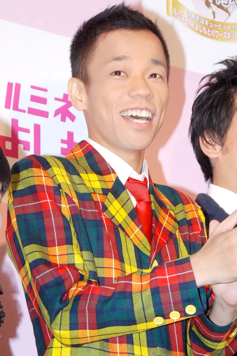 人気芸人、免許証の撮影失敗？　青服で背景と同化「電波少年のスタジオ」「ここは伊勢丹色で」