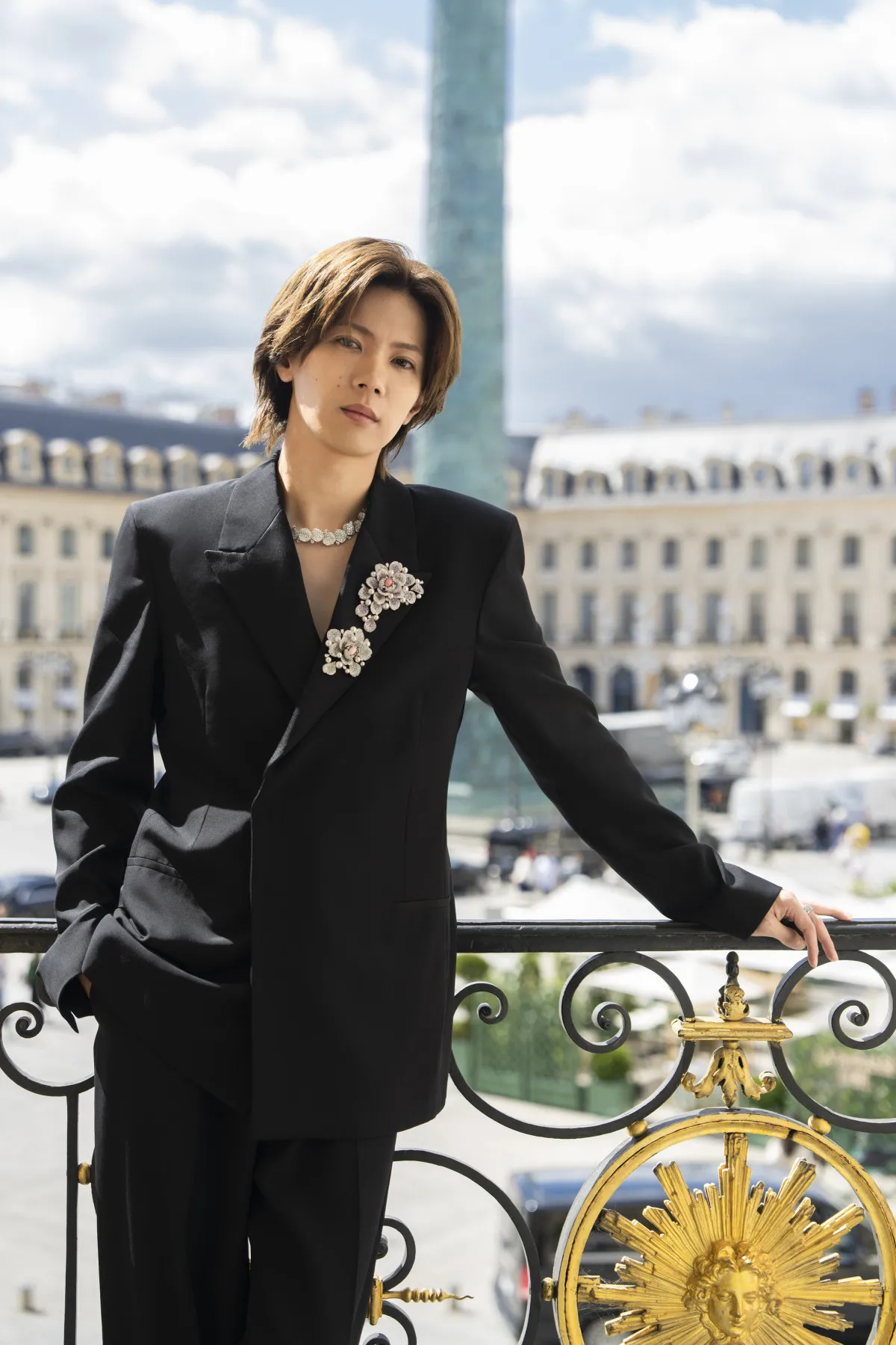 神宮寺勇太、パリの街でハイジュエリー華麗にまとう　バラが胸元に輝くジャケットスタイルを披露【コメントあり】